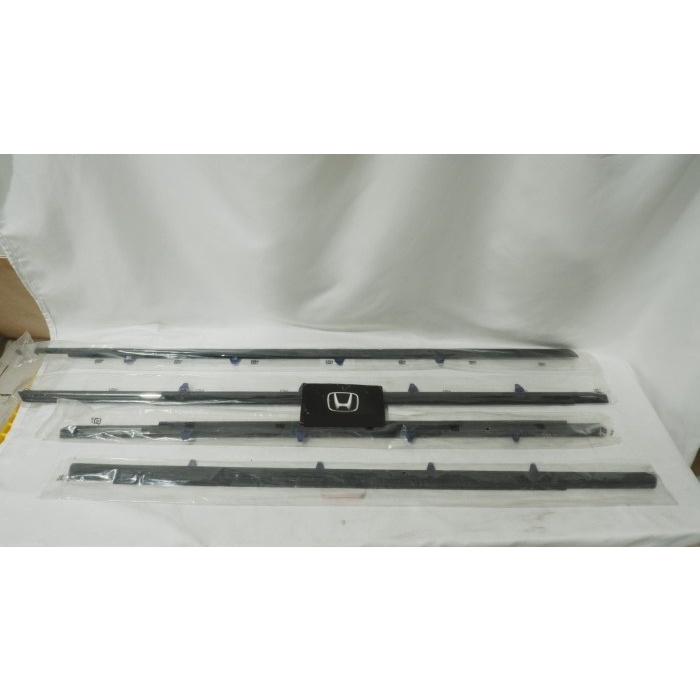 Pelipit karet kaca luar depan accord cielo 1994-1998 karet kaca luar belakang accord 1994-1998