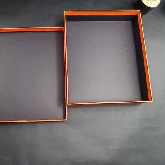 

Hard Box Exclusive uk. 35 cm x 25 cm x 8 cm - Merah
