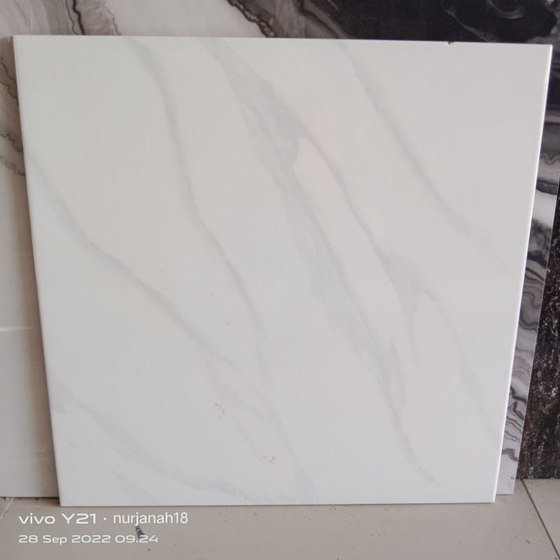 Keramik 50x50 putih Motip by ikad