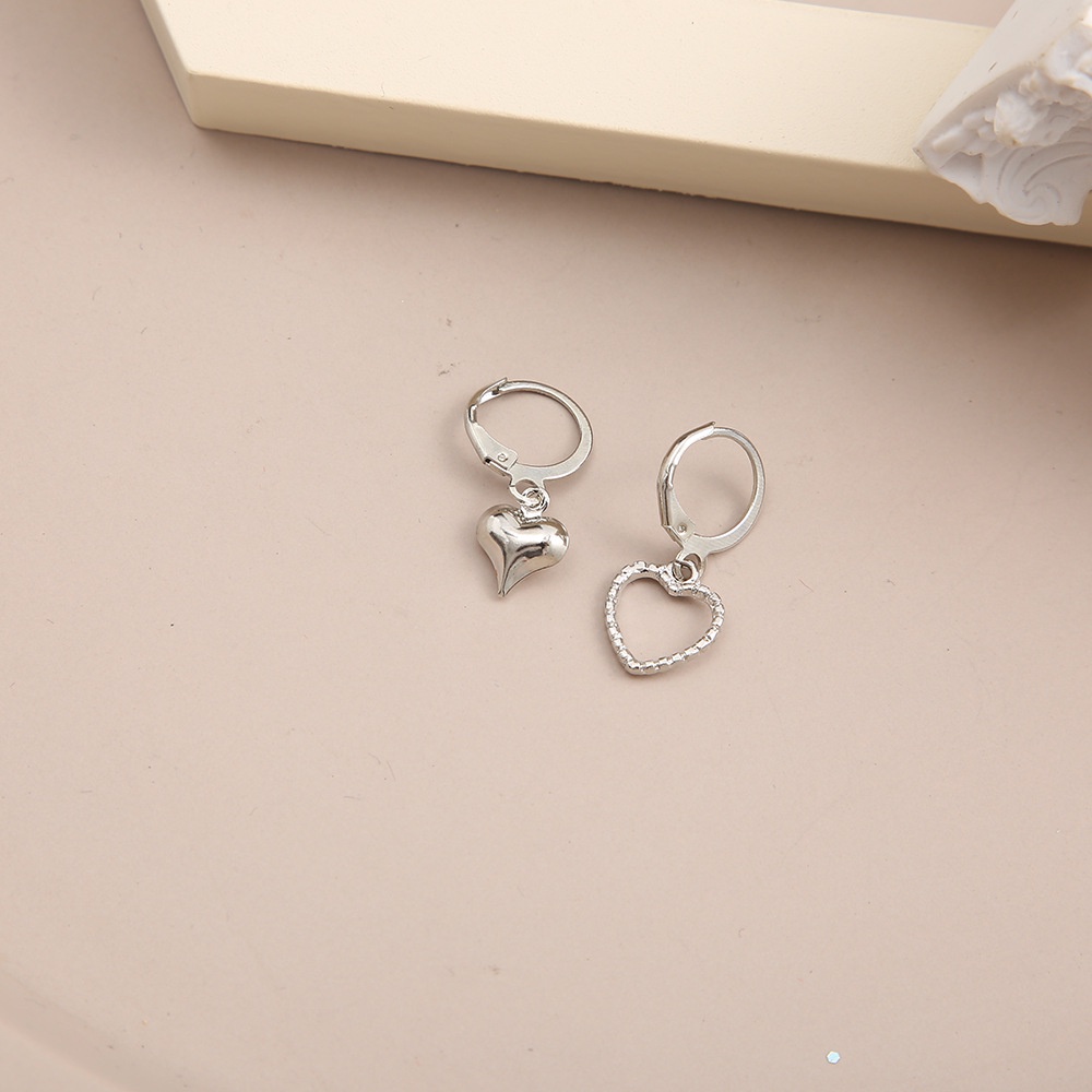 Anting Bentuk Hati Asimetris Warna Silver Untuk Wanita