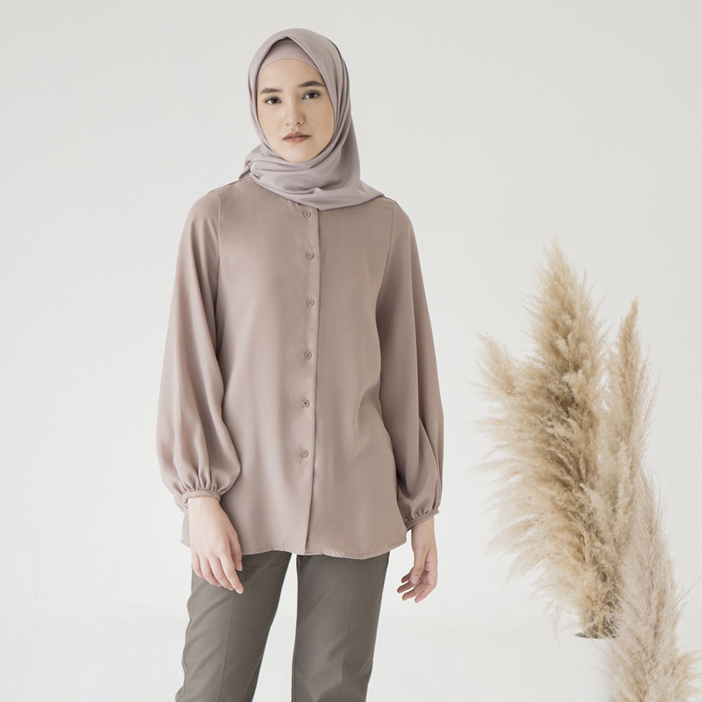 Kalinda by Aska Label - Atasan blouse wanita basic polos bahan crepe full kancing busui friendly wudhu friendly warna Taupe, Deep Cranberry, Mauve, Lilac, Black