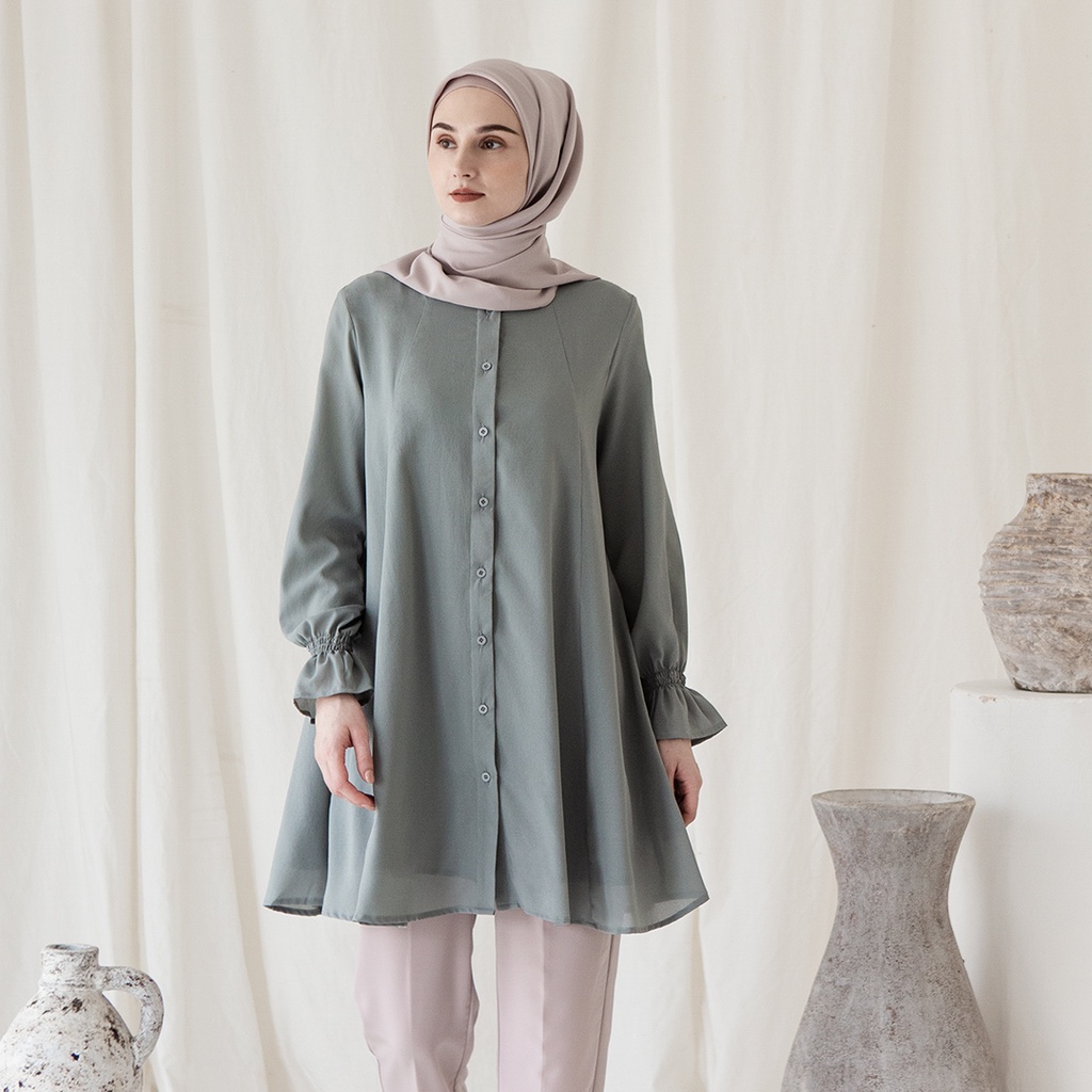 Maula by Aska Label - Tunik wanita full kancing atasan blouse Muslim lengan panjang dengan detail kerut pada lengan warna Dusty Blue, ungu Lilac, Plum, Dark Grey