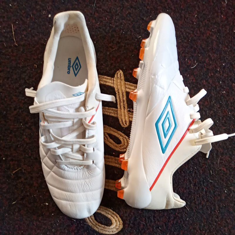 sepatu sepak bola Umbro size 40.5