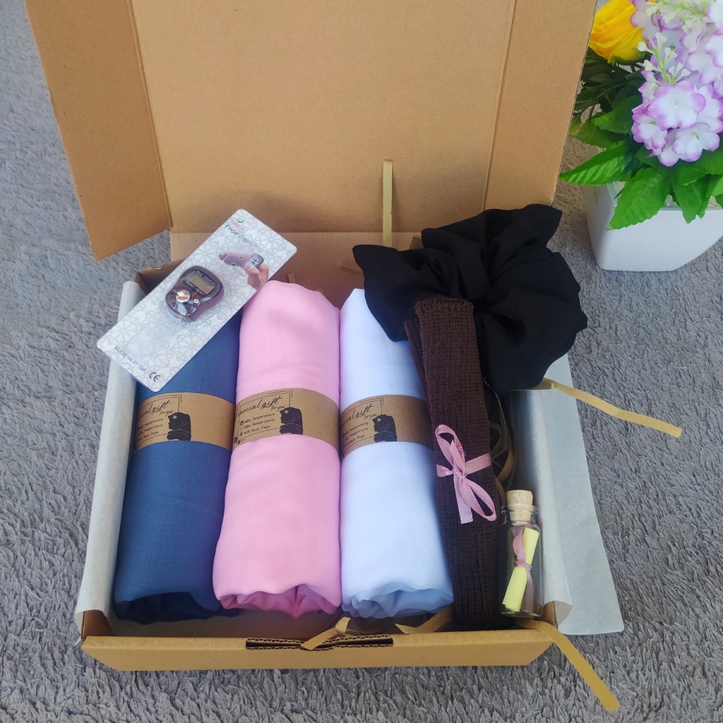 

Hampers kado untuk hadiah cewek ulang tahun / anniversary / wedding / graduation /giftbox