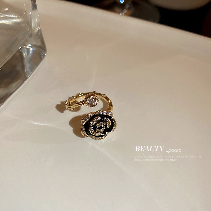 Cincin Emas Bentuk Bunga Kamelia Aksen Berlian Gaya Retro Untuk Wanita