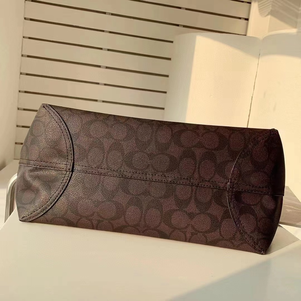 TAS totebag tote shoulder WANITA CB869 TOTE IN SIGNATURE CANVAS WITH VARSITY MOTIF 869