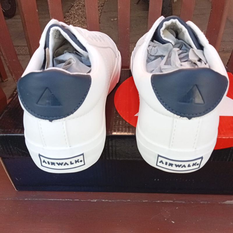 sepatu Air Walk (BNIB) - naura (M) warna putih size 43