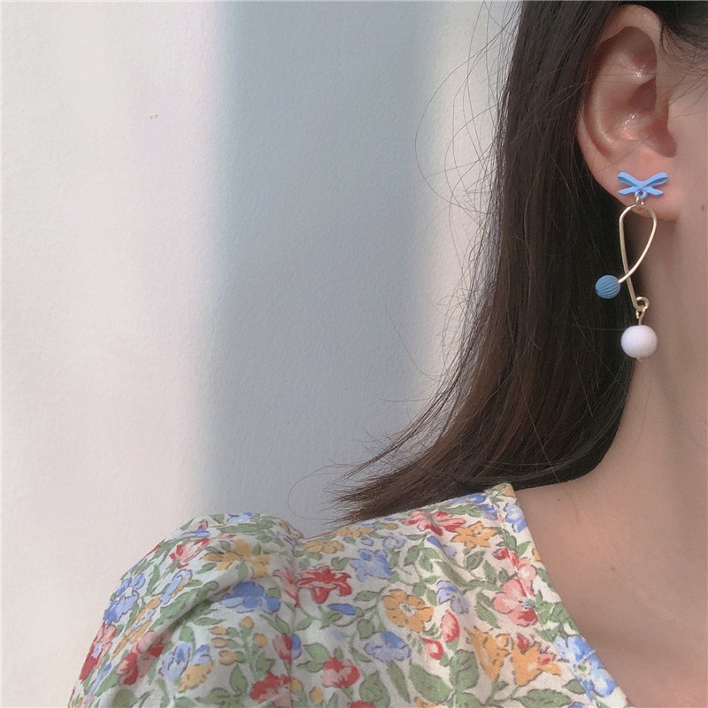 Anting Dropping Manik-Manik Kelinci Asimetris Warna Biru Putih Untuk Wanita