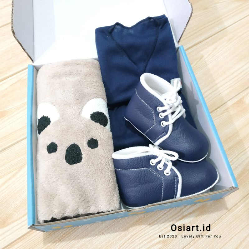 Hampers Newborn Baby Boy Set Handuk Baju Celana Sepatu Kado Bayi Laki-Laki Cowok Baru Lahir Set Paket Hadiah Lahiran Warna Blue Navy Gift Box Lucu Hemat Murah Setelan Pakaian Sepatu Prewalker Bayi 0-12 Bulan