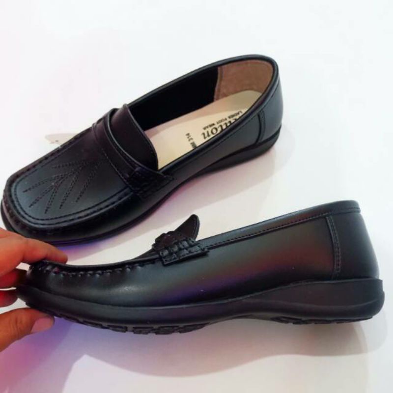 Sepatu Pantofel Wanita Kerja Perawat Sekolah Hitam Putih  Loafer  MILTON