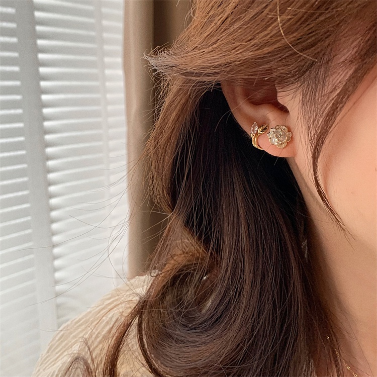 Anting S925 Silver Needle Bentuk Bunga Aksen Berlian Untuk Wanita