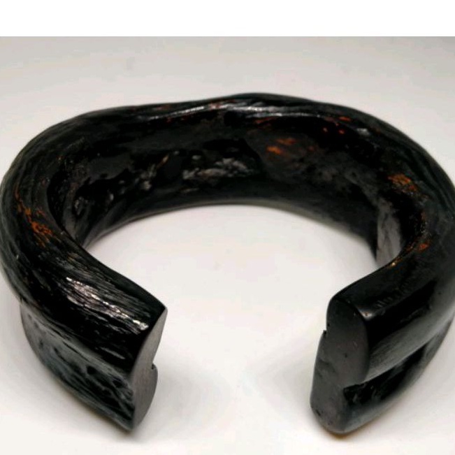 gelang akar bahar merah body hitam.