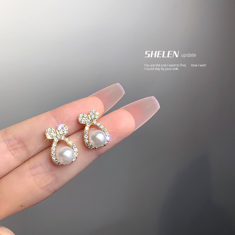 Anting Tusuk Gantung Desain Pita Hollow Hias Mutiara + Berlian Gaya Simple Untuk Wanita