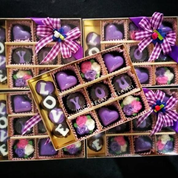

[KODE PRODUK PZZCC6151] Hadiah coklat valentine untuk pacar sahabat teman saudara cokelat pelangi box sekat 12 love you
