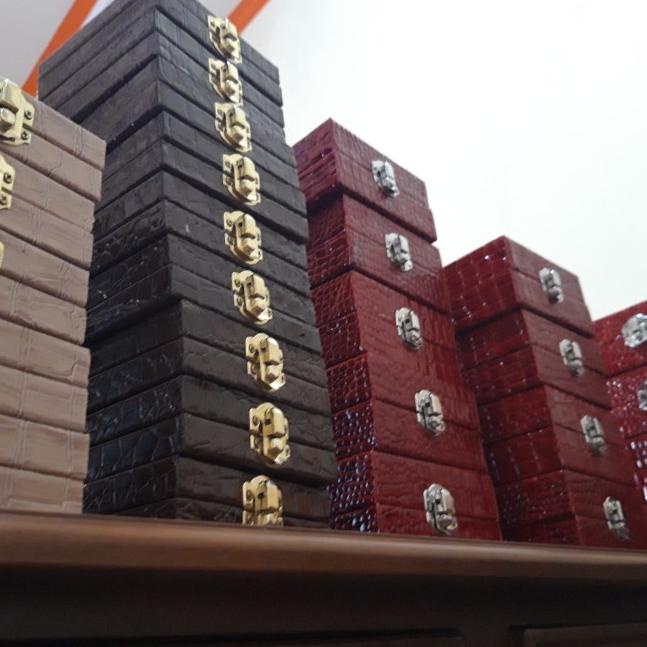 

Kotak Logam Mulia - Brown