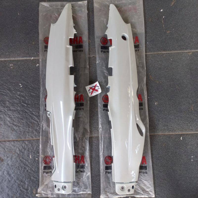 Side cover body bodi belakang F1ZR FIZR vega lama putih GE original | 4US-GE