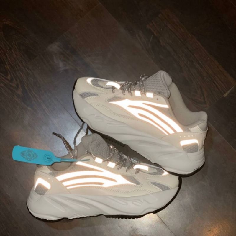Sepatu senakers YEEZY premium ORIGINAL boost 700