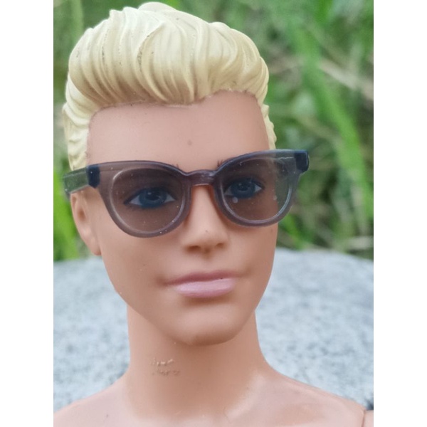 kacamata boneka ken
