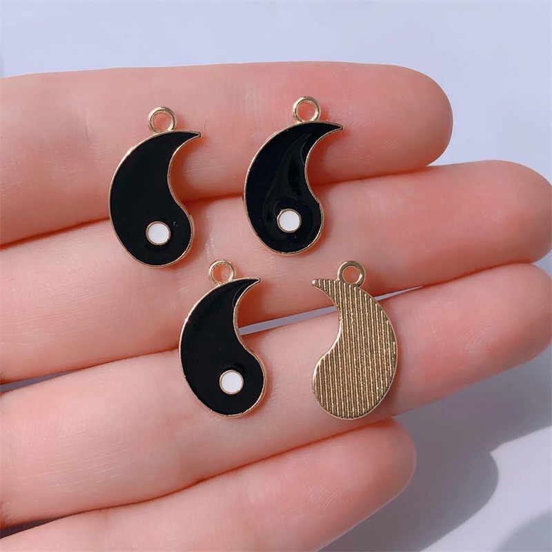 4 Pcs Kalung Liontin Enamel Bahan Alloy Warna Hitam Dan Putih Untuk Aksesoris Ponsel