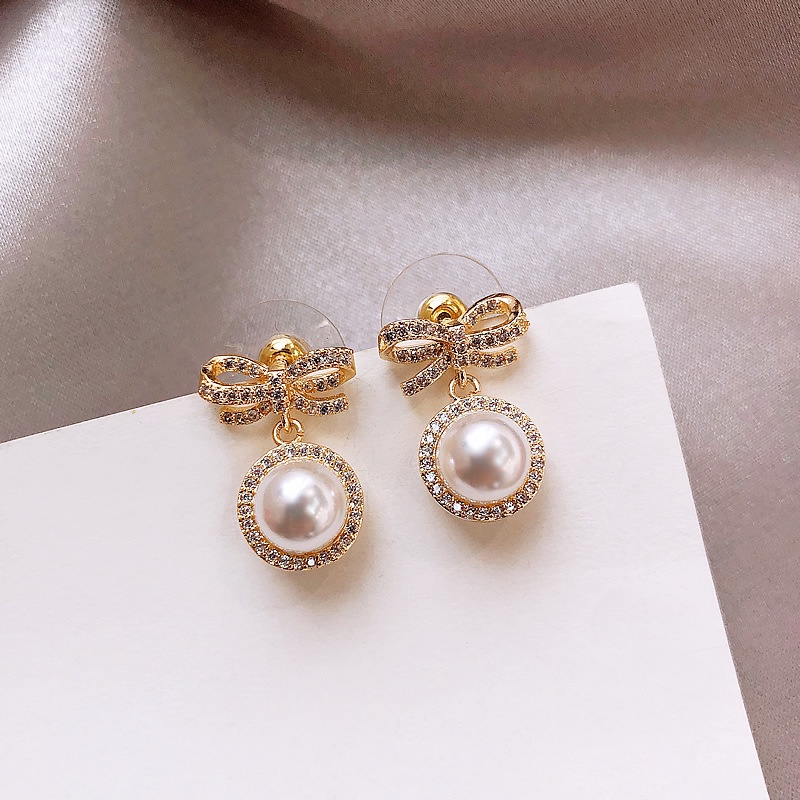 Anting Tusuk Gantung Temperament Desain Pita Hias Mutiara + Berlian Gaya Simple Untuk Wanita