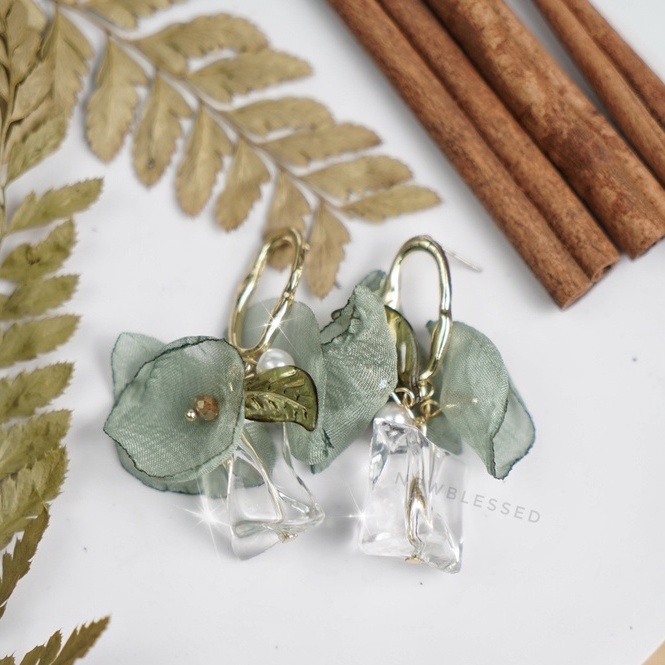 Anting Wanita Kelopak Bunga Hijau Emerald nostalgia klasik elegan