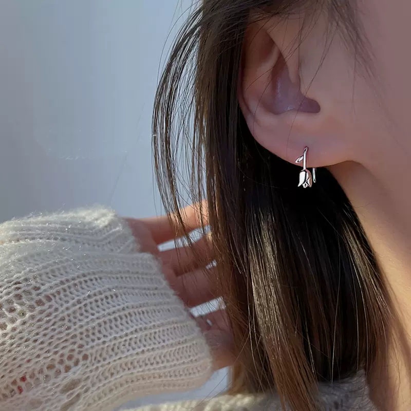 1 Pasang Anting Stud Desain Bunga Tulip Bahan S925 Silver Gaya Korea Untuk Wanita