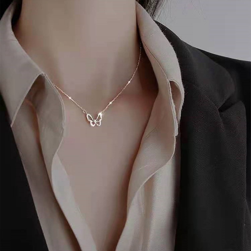 Kalung Rantai Klavikula Hias Liontin Kupu-Kupu Kristal Model Rongga Gaya Klasik Untuk Wanita