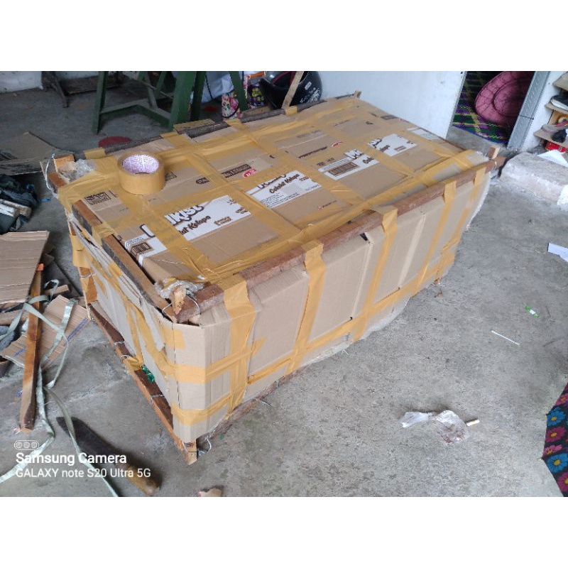 

packing kayu anti pecah ( lakban + kayu + kardus )