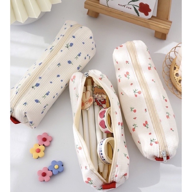 VINTAGE PENCIL CASE / TEMPAT PENSIL VINTAGE MOTIF BUNGA MERAH BIRU / KOTAK PENSIL SEKOLAH MOTIF LITTLE FLOWER PEREMPUAN TRENDY / POUCH MAKE UP KECIL / MINIMALIS AESTHETIC KOREAN STYLE STATIONERY / PREMIUM TEMPAT ALAT TULIS MURAH BAHAN KAIN LEMBUT