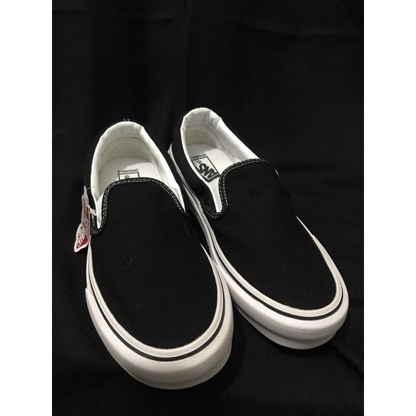 slip on Hitam putih