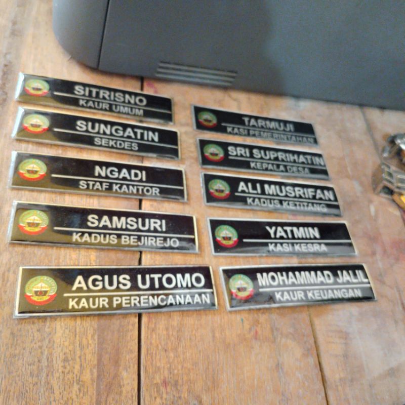 

NAME TAG / NAMA DADA STAINLIS, KUNINGAN, AKRILIK PENITI ATAU MAGNET