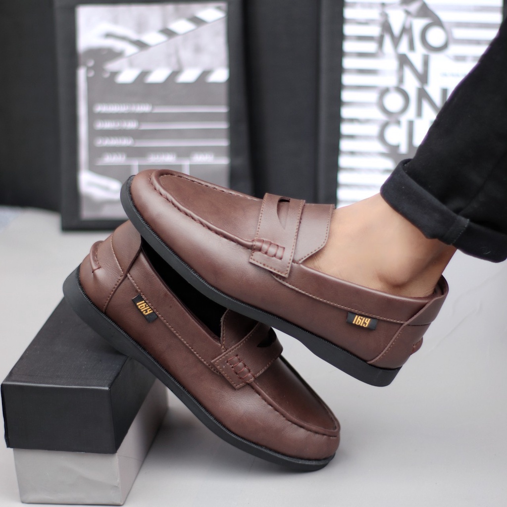 PENNI Sepatu Slip On Pria Casual Kulit Sintetik Pantofel Hitam Kerja Kantor Semi Formal