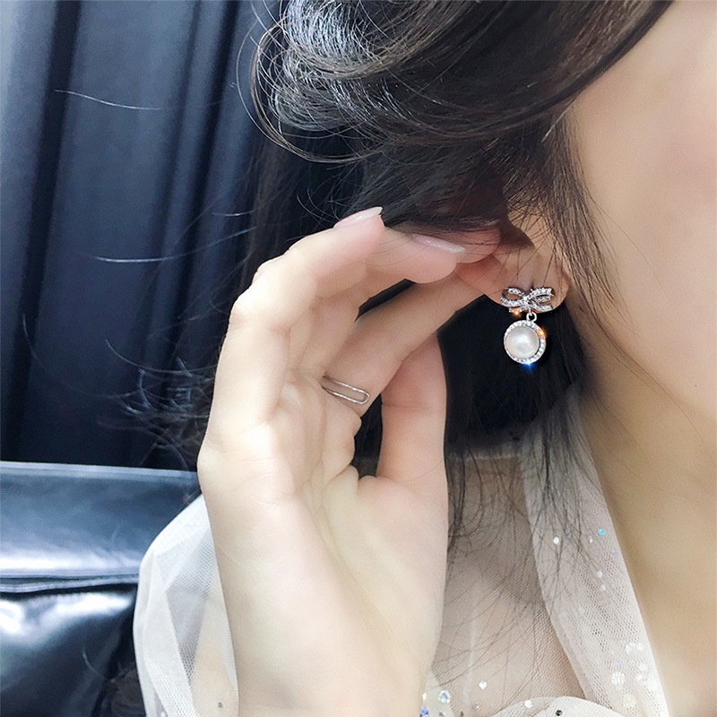 Anting Tusuk Gantung Temperament Desain Pita Hias Mutiara + Berlian Gaya Simple Untuk Wanita