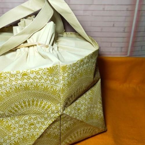 

Tas Kantong Kain Bingkisan Souvenir Gift Bag Batik Kipas Besar Cream