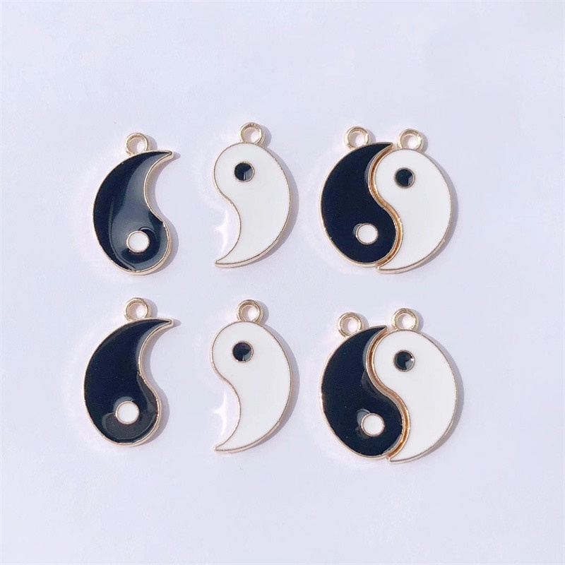 4 Pcs Kalung Liontin Enamel Bahan Alloy Warna Hitam Dan Putih Untuk Aksesoris Ponsel