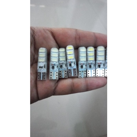 sepasang lampu senja kedip