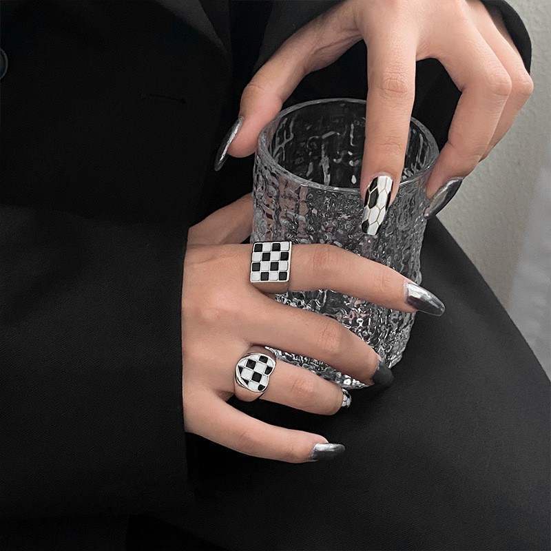 Cincin Model Terbuka Desain Catur Hati Warna Silver Hitam Putih Gaya Klasik Untuk Wanita