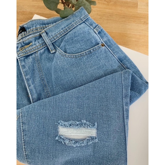 RIPPED JEANS