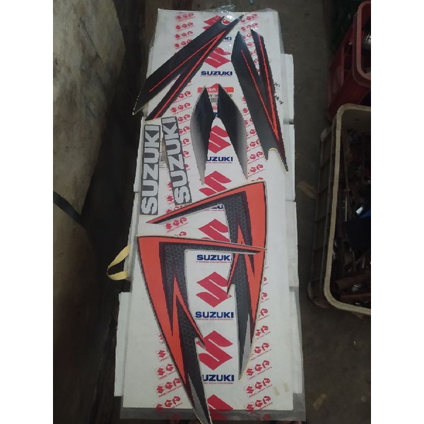 Stripping Suzuki Skywave Silver T-Black