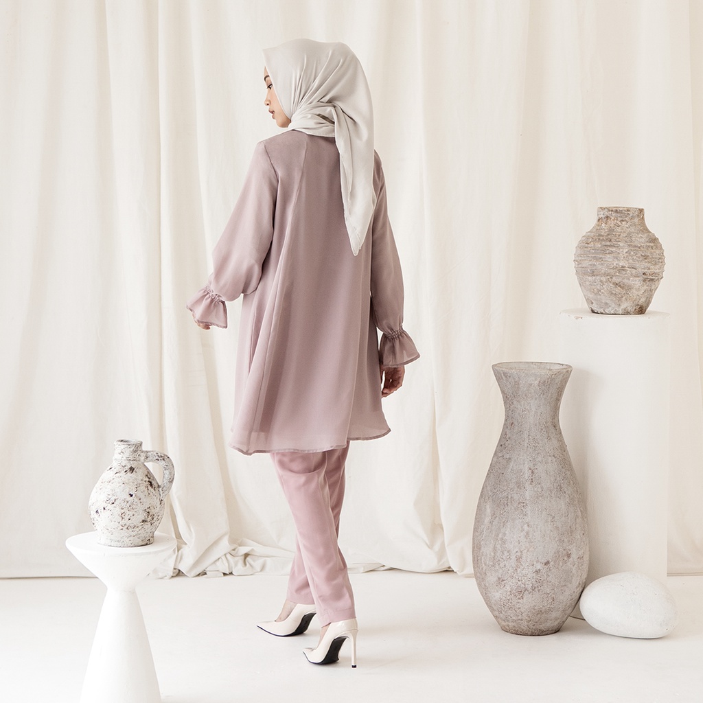 Maula by Aska Label - Tunik wanita full kancing atasan blouse Muslim lengan panjang dengan detail kerut pada lengan warna Dusty Blue, ungu Lilac, Plum, Dark Grey