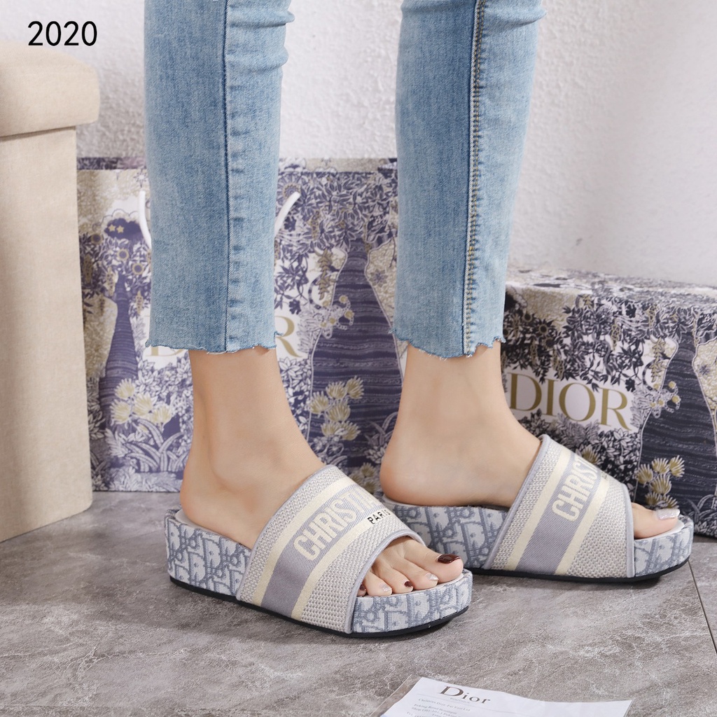 DR  Oblique Embroidered D-Way Platform Slide 2020