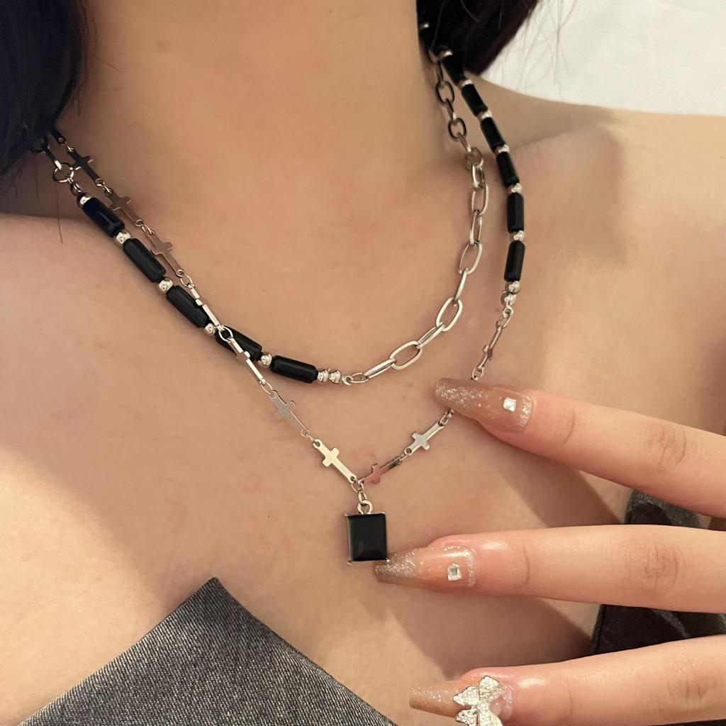 Kalung Rantai Dengan Liontin Salib Aksen Batu Permata Hitam Gaya Retro