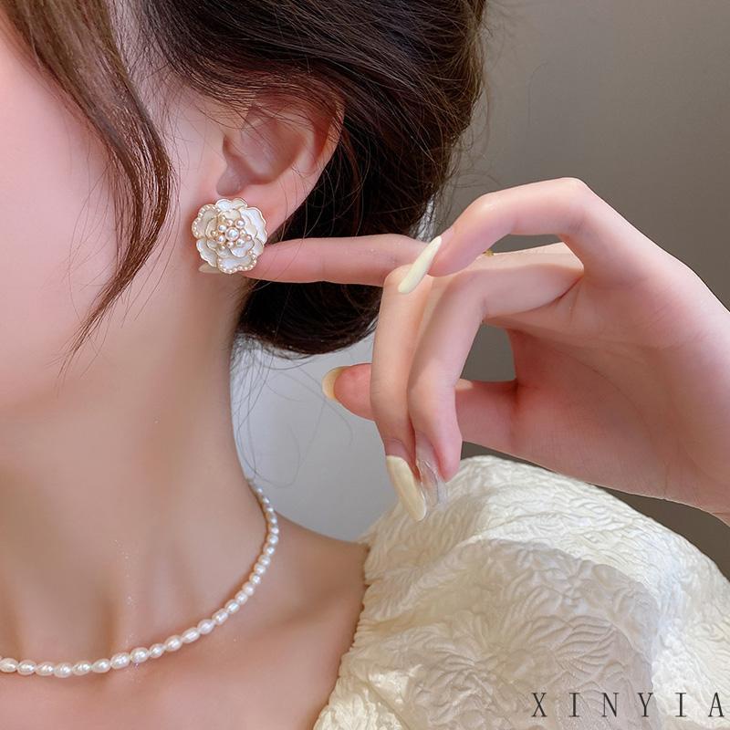 【Bayar di tempat】NEW Anting Stud 925 Silver Asimetris Bentuk Bunga Camellia Aksen Mutiara Dan Berlian Gaya Retro