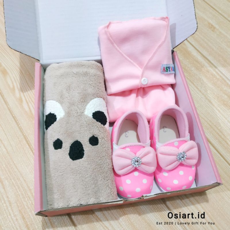 Hampers Newborn Baby Girl Set Handuk Baju Celana Sepatu Kado Bayi Perempuan Baru Lahir Set Paket Hadiah Lahiran Warna Pink Gift Box Lucu Hemat Murah Setelan Pakaian Sepatu Prewalker Polkadot Bayi 0-12 Bulan