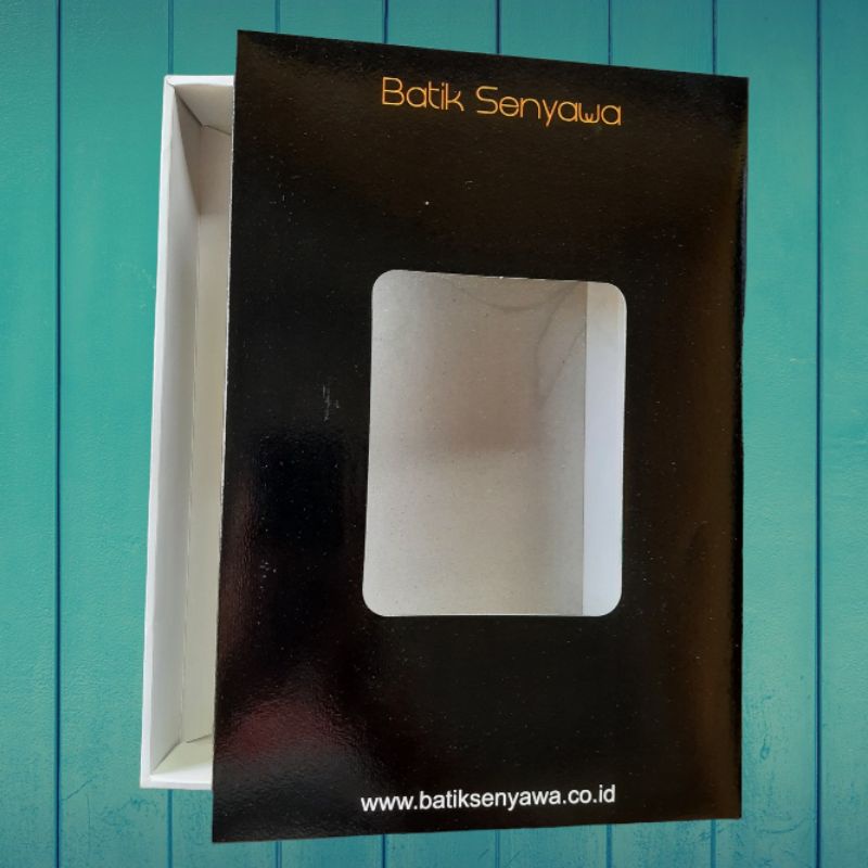 

Kardus packing Kardus hampers Kardus Batik Senyawa Sablon mengkilap warna hitam varian mika transparan exclusive