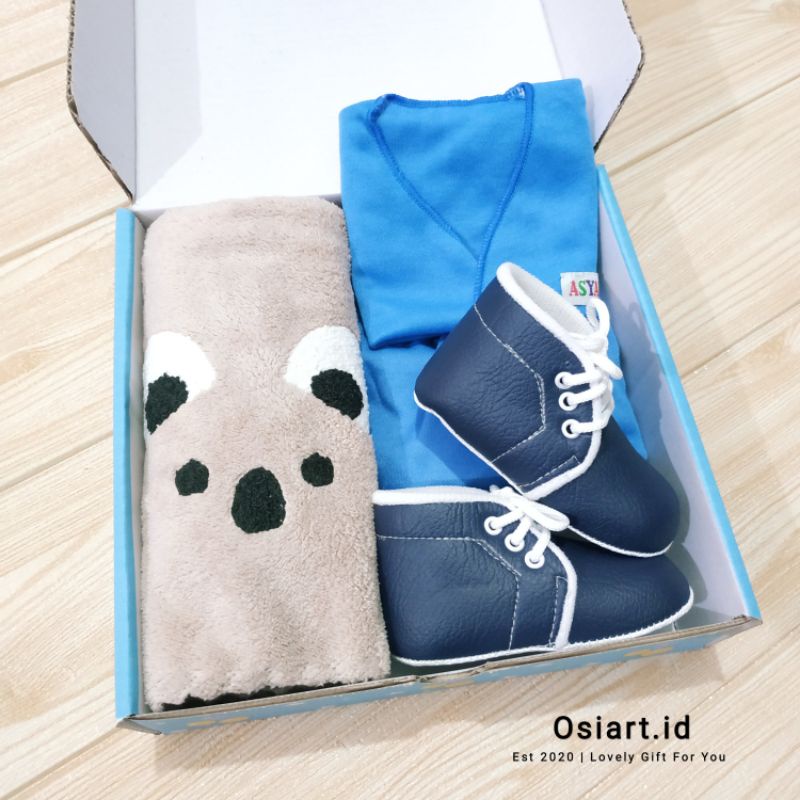 Hampers Newborn Baby Boy Set Handuk Baju Celana Sepatu Kado Bayi Laki-Laki Cowok Baru Lahir Set Paket Hadiah Lahiran Warna Blue Navy Gift Box Lucu Hemat Murah Setelan Pakaian Sepatu Prewalker Bayi 0-12 Bulan