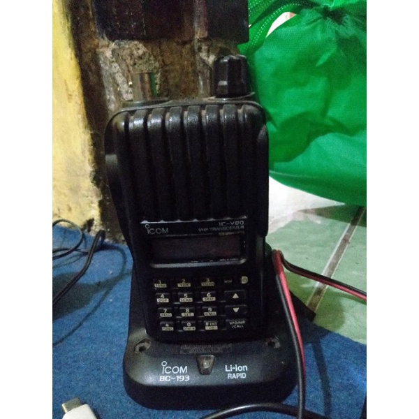 RADIO HT HANDY TALKY ICOM V80 SECOND MULUS UNIT + CHARGER + ANTENA