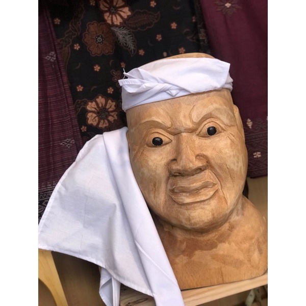 Udeng putih setengah jadi lembaran