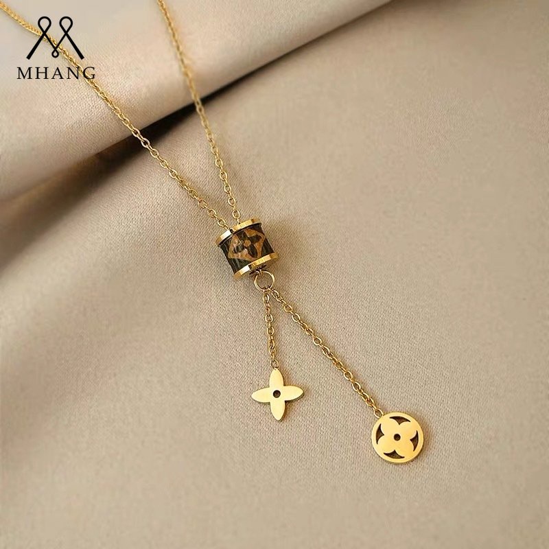 Kalung Tali Kulit Liontin Bunga Clover Bahan Titanium Steel Untuk Wanita