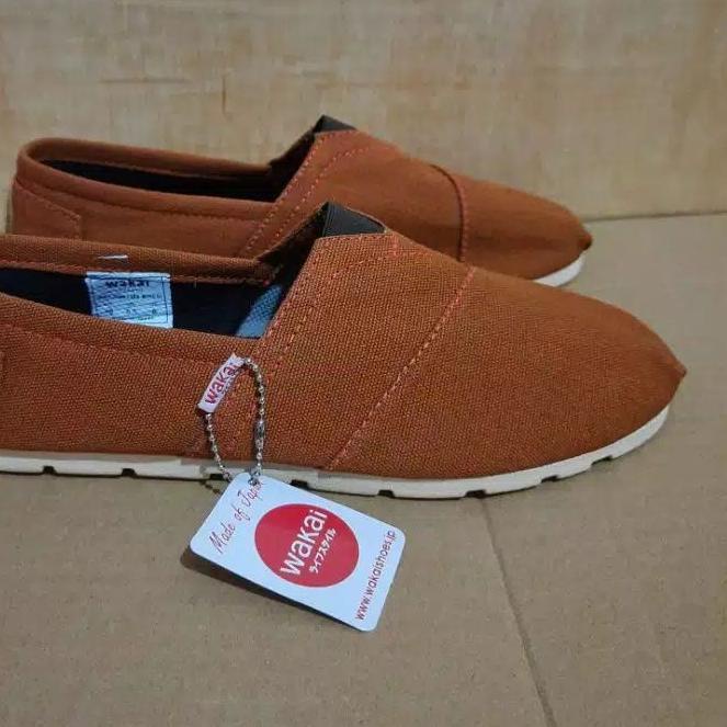 Sepatu WAKAI Kasual Slip On Pria Wanita Grade ORI Coklat Tan